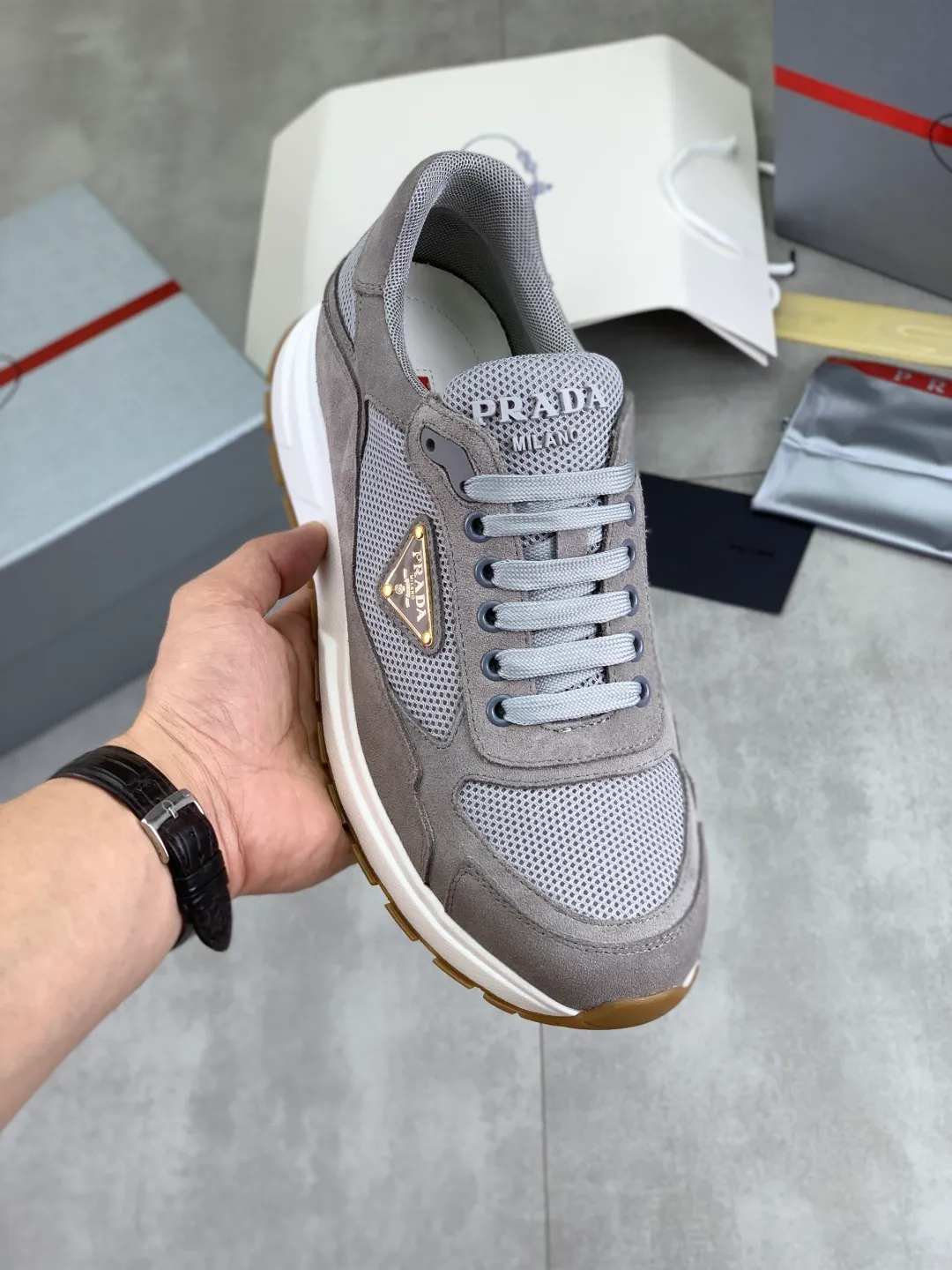 Men's shoes 💰P560💰[New style] popular models are on the official website, 🆘 Trendy brand (Prada) mainly promotes popular models, avant-garde and versatile fashion men's shoes private version mold opening, cowhide surface splicing 1:1.. Fashionable and simple, original imported cowhide lining cowhide feet; the atmosphere and personality are more fashionable, eye-catching and pursuing class. It will subvert the old idea and be a must-have for fashionistas with you! Must keep it for yourself! Tall and comfortable, large and low, high-end quality workmanship. Number of yards: 38-45 4️⃣optional.